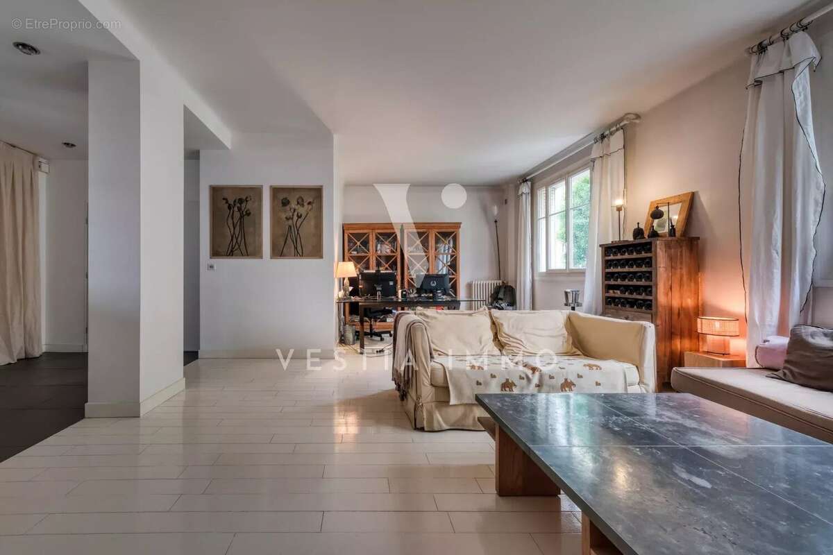 Appartement à LA GARENNE-COLOMBES