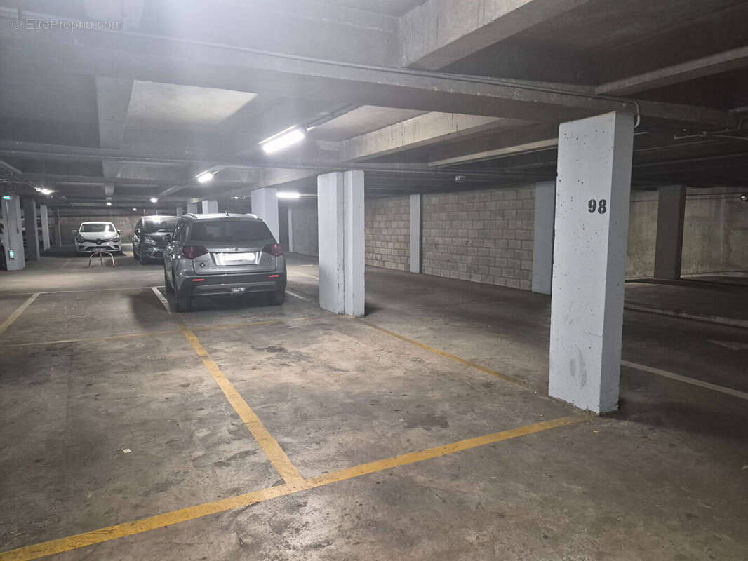 Place de parking - Idéale pour INVESTISSEMENT LOCATIF - 2 min du métro Colonel Fabien - photo 3
