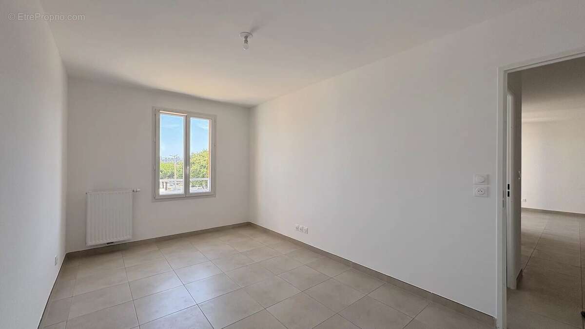 Appartement Type 3  Etat Neuf avec vue mer et port – Terrasse, parking, résidence sécurisée – Port-de-Bouc - photo 8