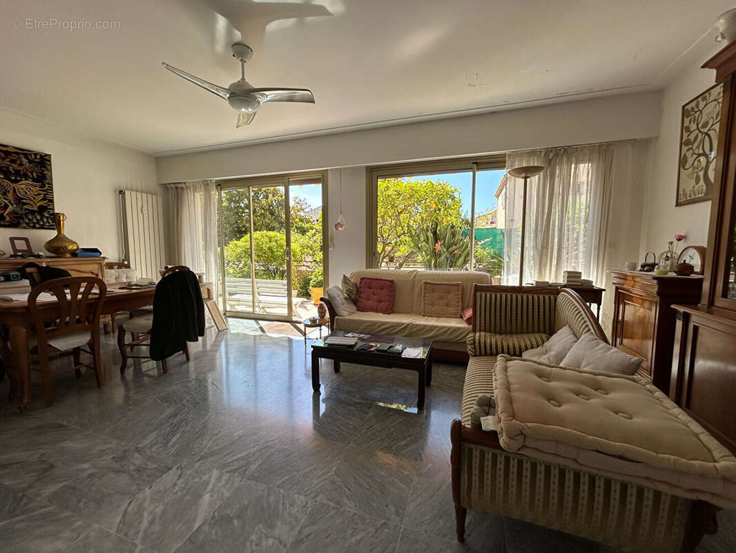 Appartement à SAINT-LAURENT-DU-VAR