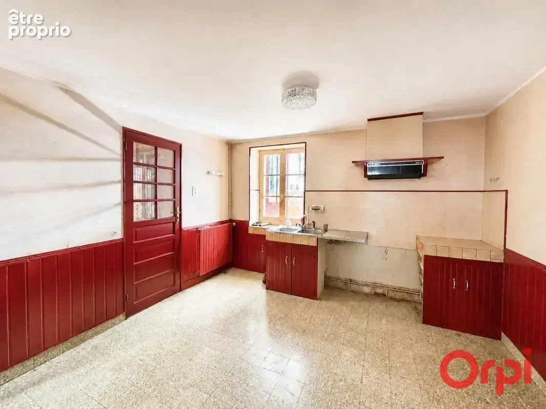 Maison de plain-pied avec dépendance et jardin au cœur d’un village médiéval - photo 3