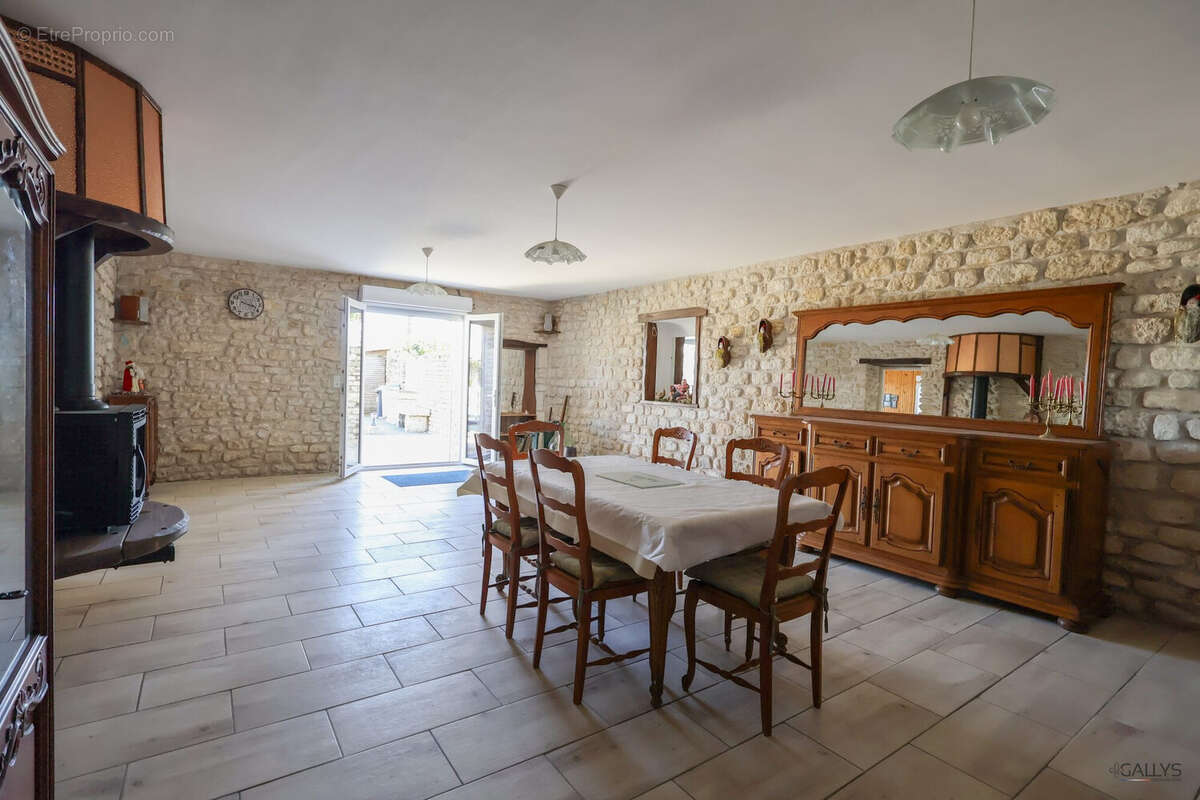 Maison à CHAILLEVETTE