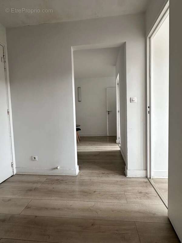 Commerce à PARIS-8E