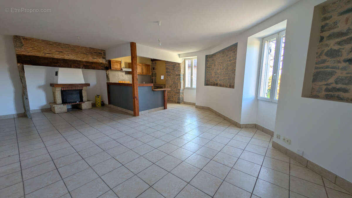 Maison à MAYRINHAC-LENTOUR