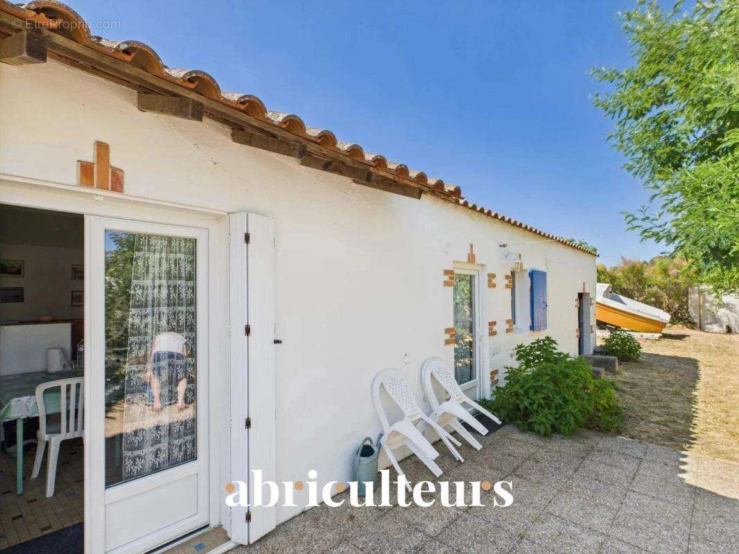 Maison avec grand terrain et dans le centre ville en vente à La Barre-de-Monts (85550) - photo 4