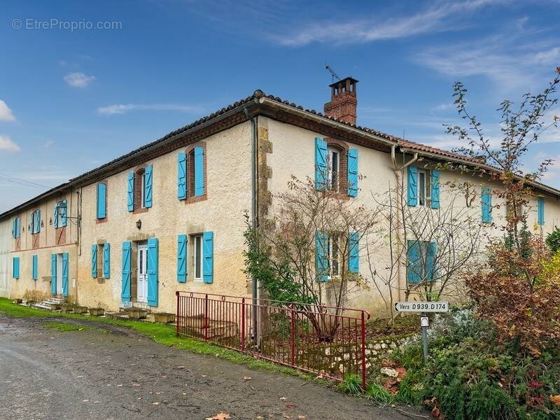 Immeuble de rapport - 580 m2 - RIGUEPEU - 4 logements avec jardin - photo 1