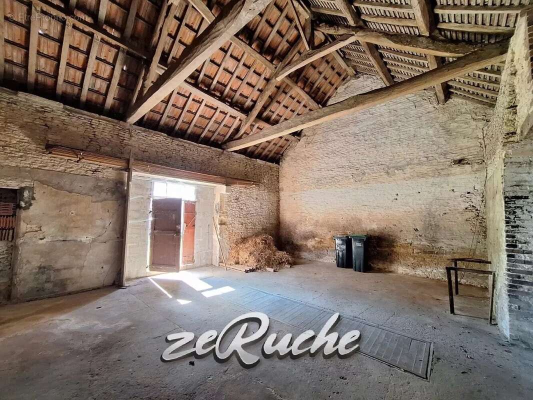 À VENDRE - Ensemble immobilier avec dépendances et beau jardin à Valambray - photo 4
