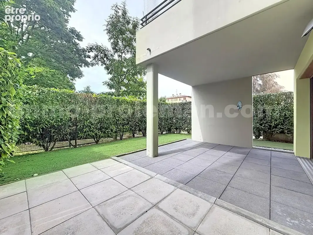 Appartement_T3_Annemasse_belle_superficie_proximitée_frontière_Suisse_tram_Ceva_direction_GENEVE_Frontaliers_Salon_Séjour_cuisine_terrasse_jardin_ - Appartement à ANNEMASSE