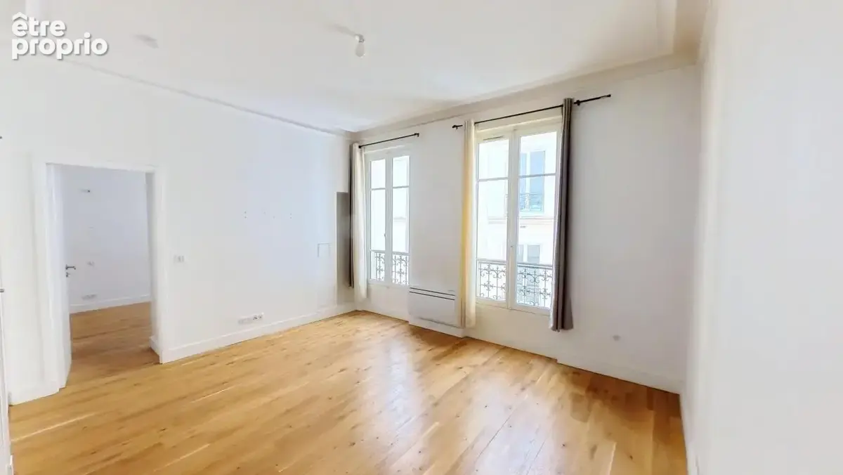Paris XVIe – Avenue Victor Hugo / Arc de Triomphe - Appartement de 2P sur cour - photo 2