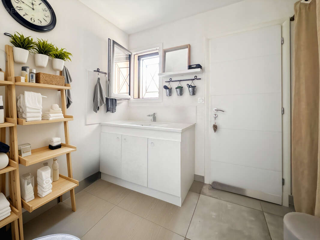 À vendre   Maison contemporaine avec piscine à Saint-Bernard 160m2 6 pièces sur grand  terrain plat. - photo 20