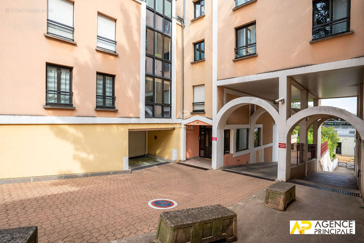 Appartement  4 pièce(s) - Ascenseur - terrasse - grand séjour - 78m² - photo 16