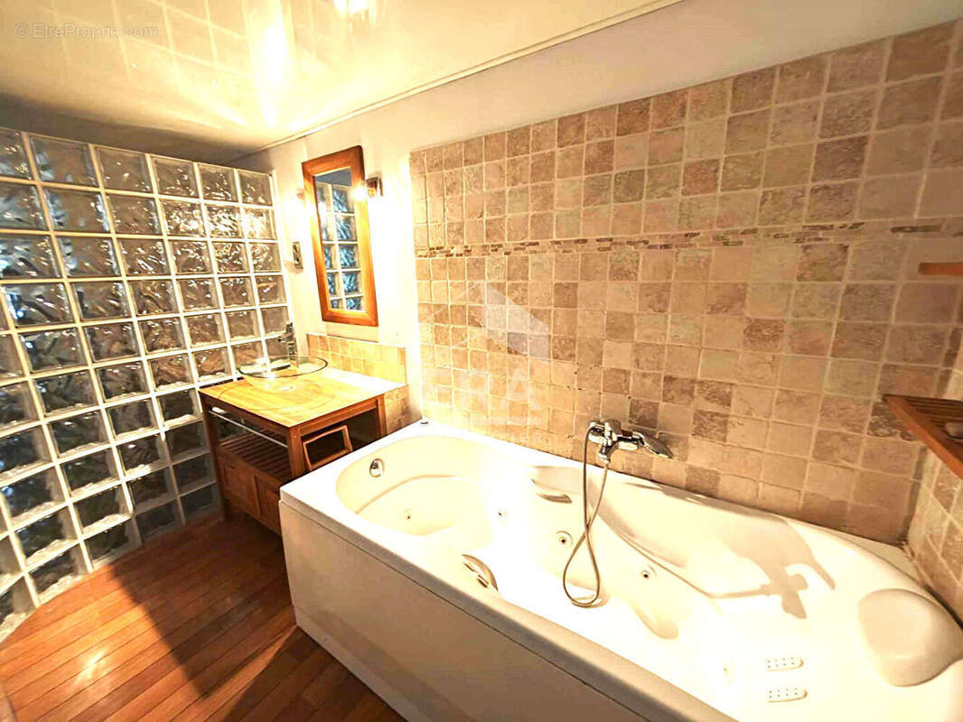Appartement à MARSEILLE-1E