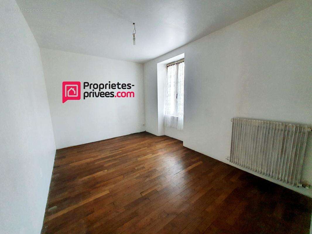 Maison à NOYANT-LA-GRAVOYERE