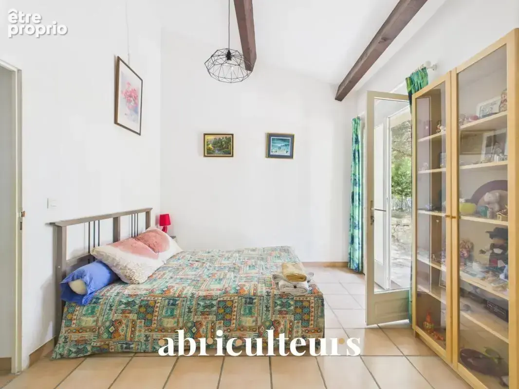 Maison d’architecte de 257 m² avec piscine et jardin arboré de 4 000 m² en vente à Ventabren (13122) - photo 12