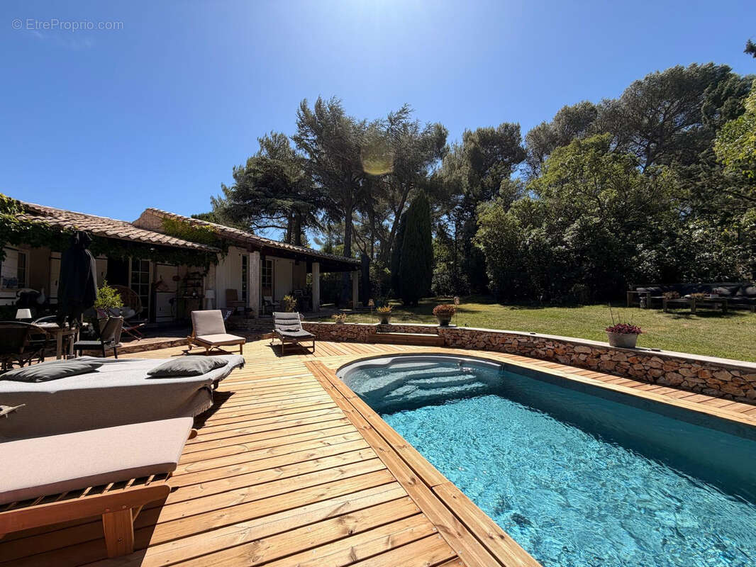 NIMES CAMPLANIER Superbe maison de plain pied,7 pièces de 250 m2 avec dépendance, jardin et piscine - photo 2