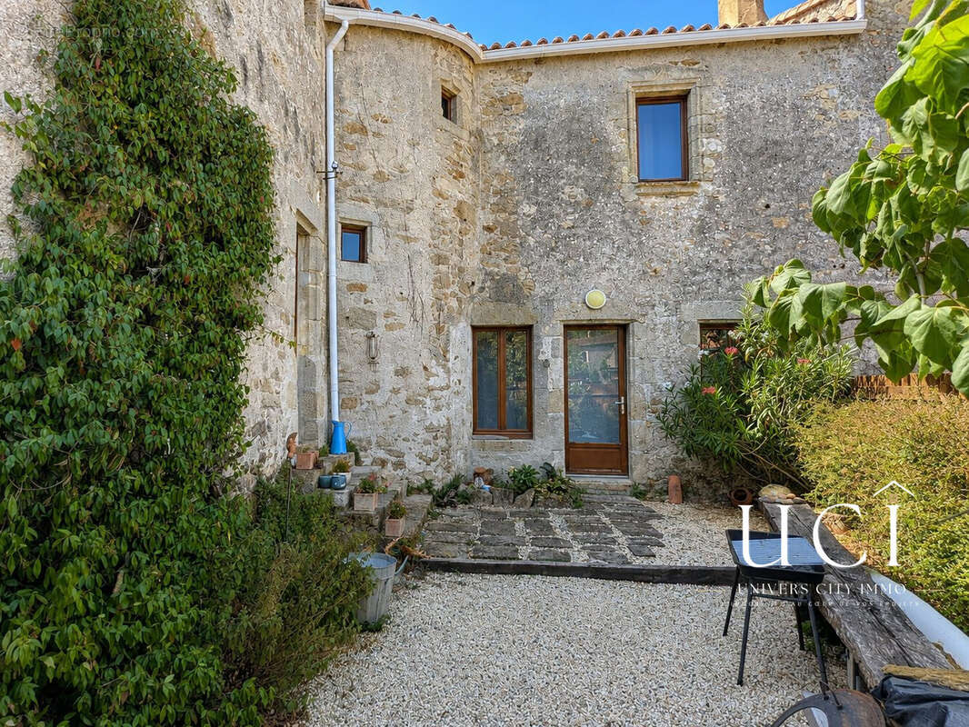 Maison 383 m² à Cugand  - photo 2