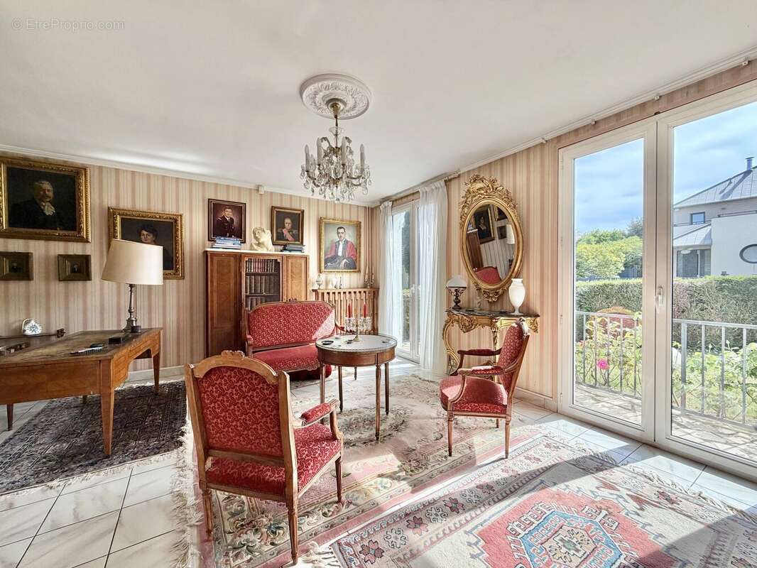 Maison à VERRIERES-LE-BUISSON