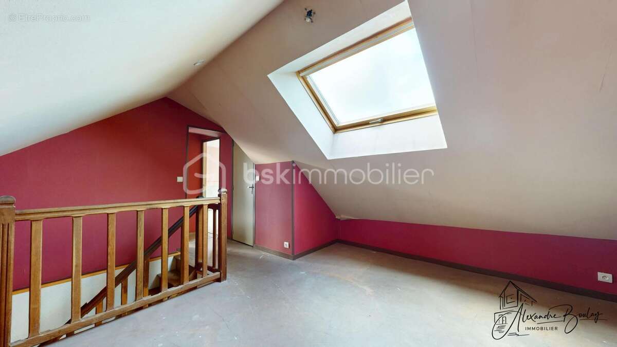 Maison en pierre à rénover – 141 m² – Dépendances – Terrain clos 645 m² - photo 11