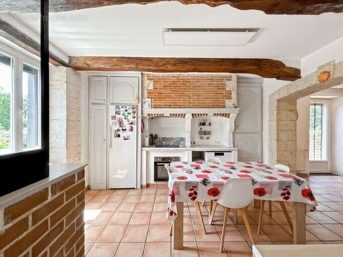 Non loin de FLEURANCE, village avec écoles, maison de charme habitable de plain pied avec jardin - photo 4