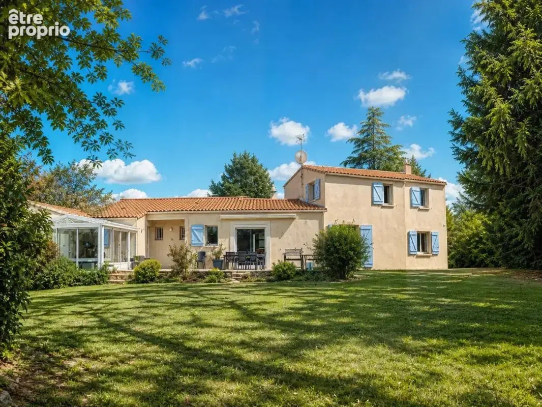 Maison de 7 pièces de 170 m² à Aubigny-Les Clouzeaux - photo 2