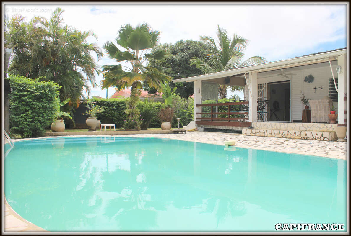 A vendre a kourou (97310) une magnifique maison en bois t5 de 106 m² avec 2 maisons t2 independantes - terrain de 775 m² - au pr - photo 2
