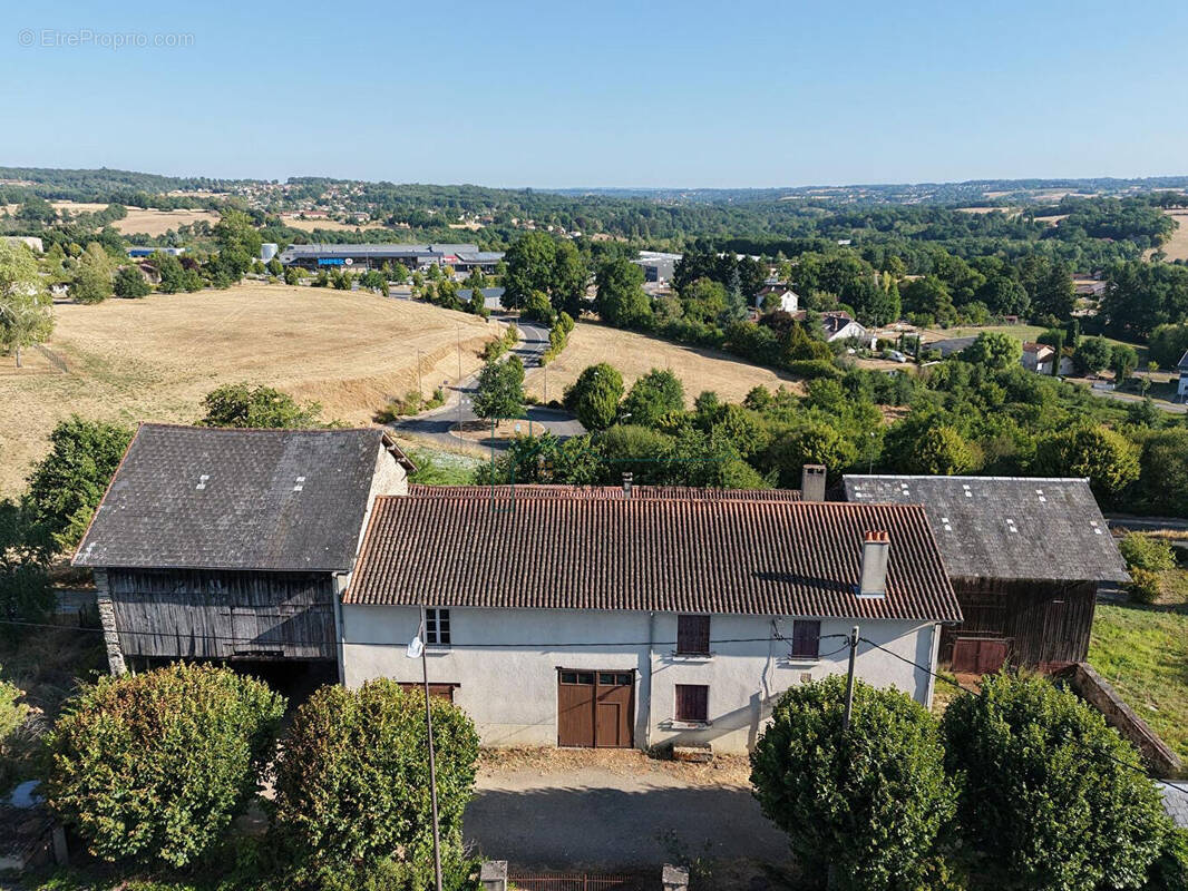 ensemble immobilier maison 141m2 et granges - photo 1