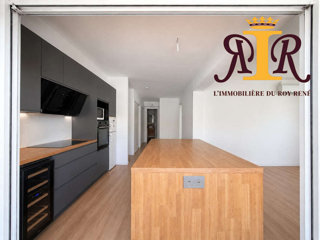 Projection IA avec meuble haut cuisine, cave a vin et led - Appartement à PERTUIS