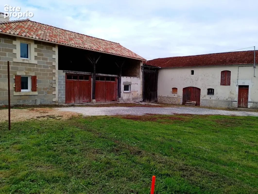Ensemble immobilier à rénover - Axe JONZAC/MONTENDRE - photo 2