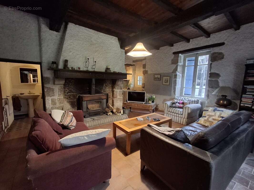Maison à SAINT-PASTOUR