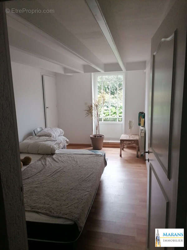 chambre rdc 2/3 12m² - Maison à CHAILLE-LES-MARAIS