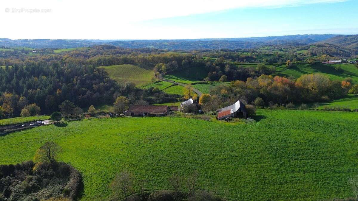 Corps de ferme de caractère avec + de 25 hectares + plusieurs dépendances - photo 4