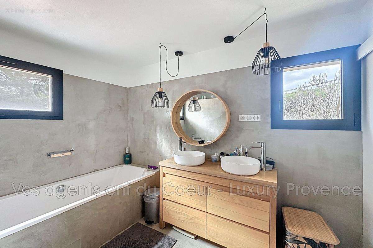 Maison à SIMIANE-COLLONGUE