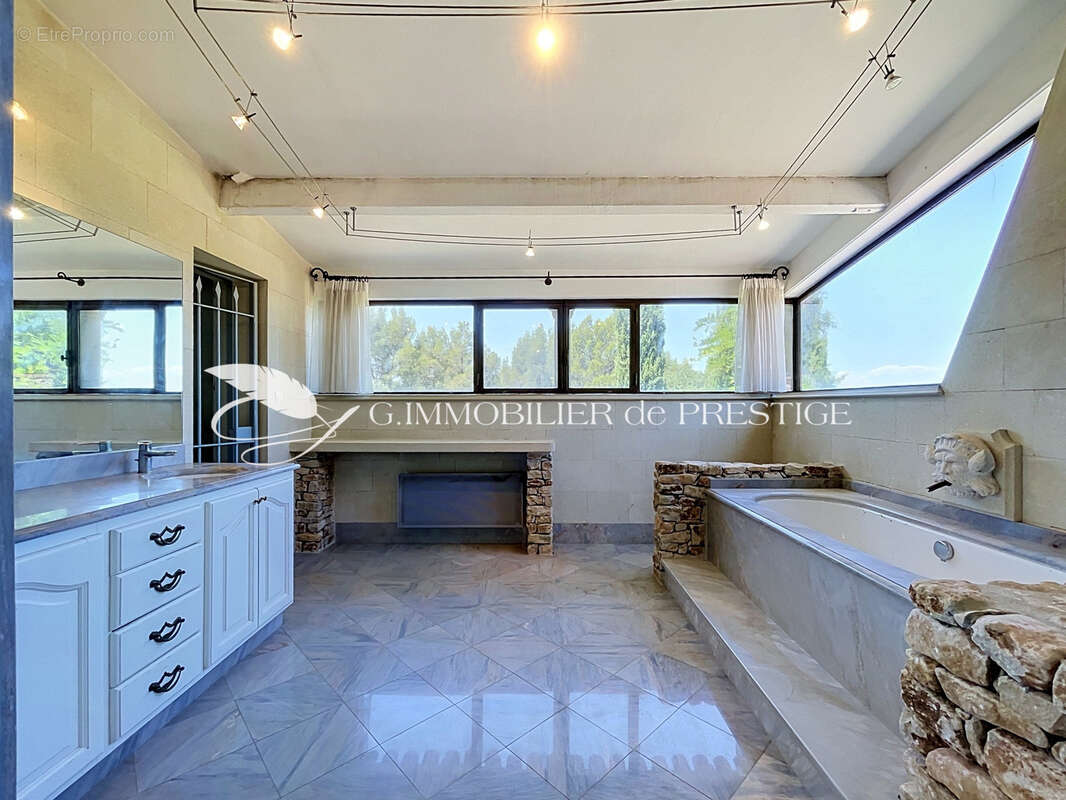 Une villa avec vue panoramique et piscine dans une pinède - photo 11