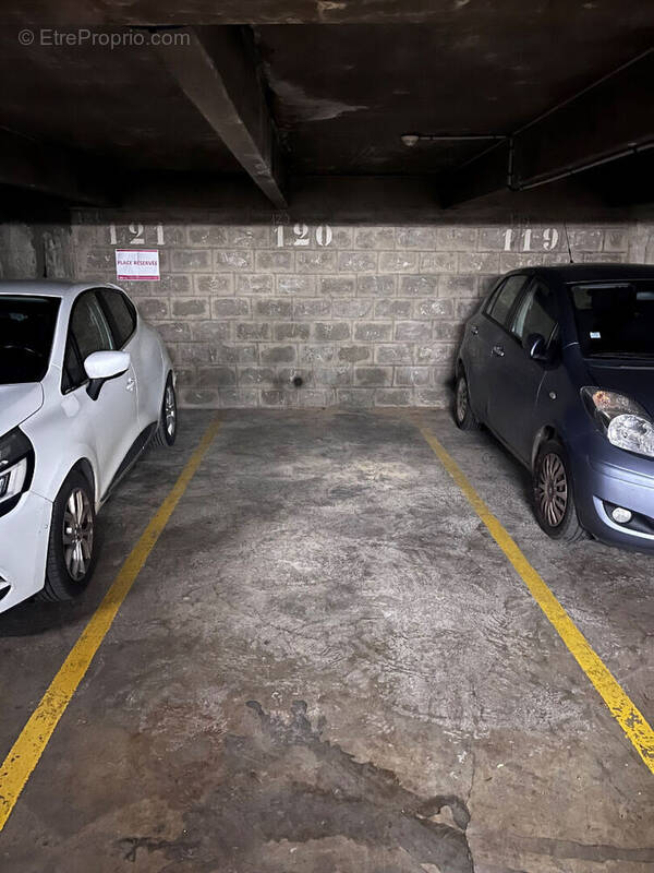 Parking à PARIS-11E