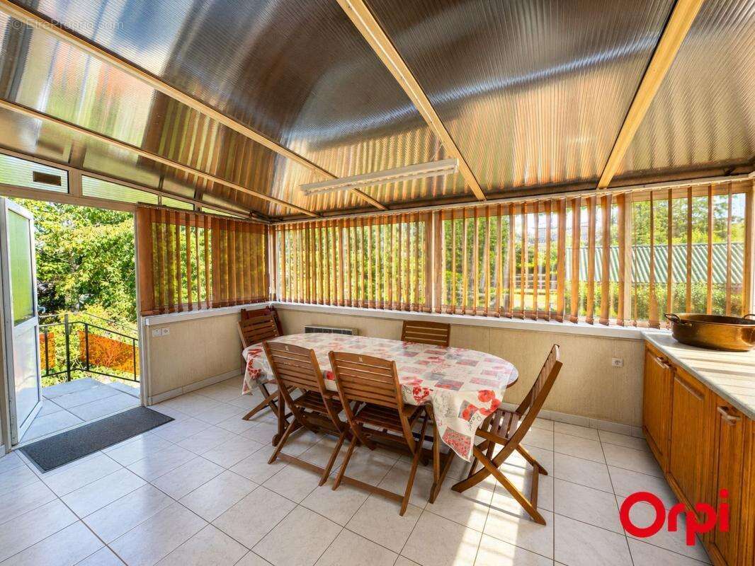 Maison familiale avec 4 chambres, véranda, grand jardin et 3 garages - photo 10