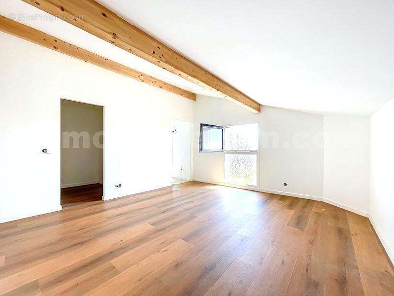 Maison_Cruseilles_grand_espace_proche_ecole_genève_frontière_suisse_ceva_bus_commerces_lumineux_calme_piscine_terrasse_extérieur_séjour_salon_cuisine_chambre_1_2_3_4_salle_de_bains_jardin_terrain_ - Maison à CRUSEILLES