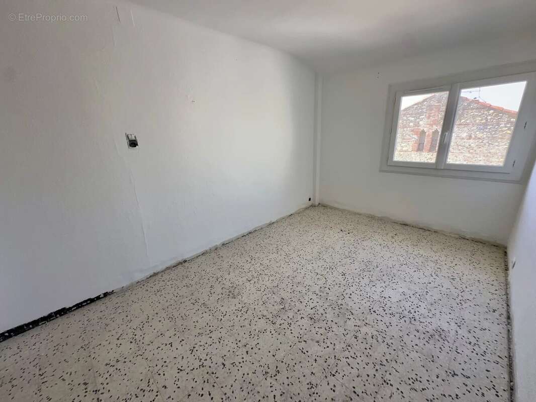 Appartement F3, 4 ieme et dernier étage, a rénover - photo 3