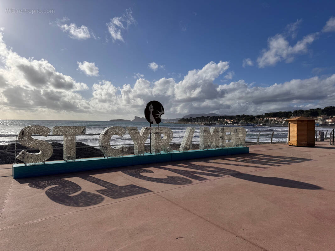 Commerce à SAINT-CYR-SUR-MER