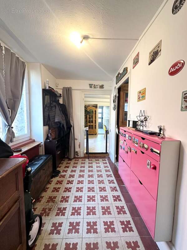 Entrée de 5.9 m² - Maison à BAGE-LE-CHATEL