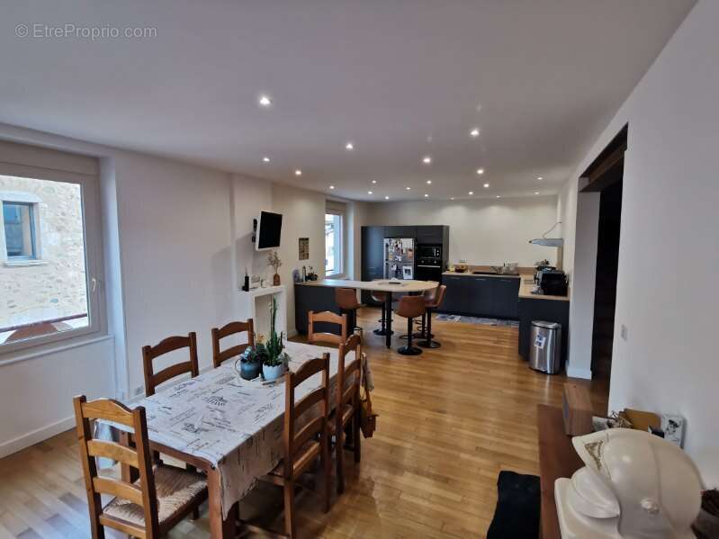 Maison à SAINT-LAURENT-SUR-GORRE