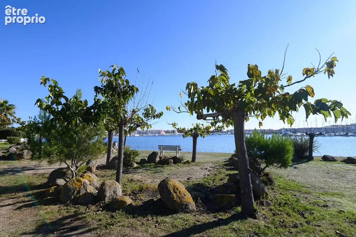 MARINA DE PLAIN-PIED - TYPE 4 plus cabine avec appontement et 2 parkings - photo 9