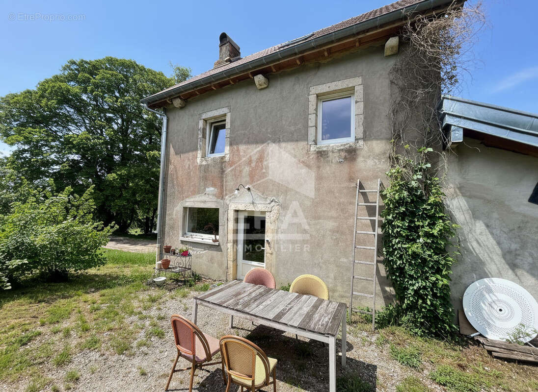 Maison à AMATHAY-VESIGNEUX