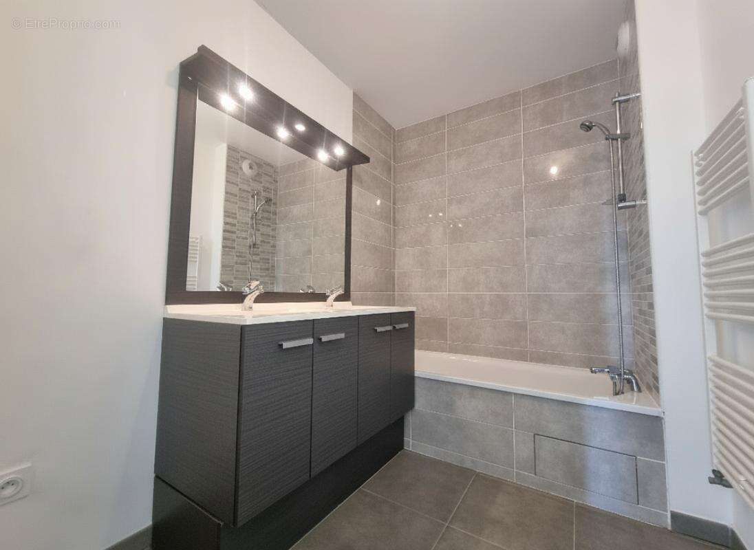 Appartement à BEAUZELLE