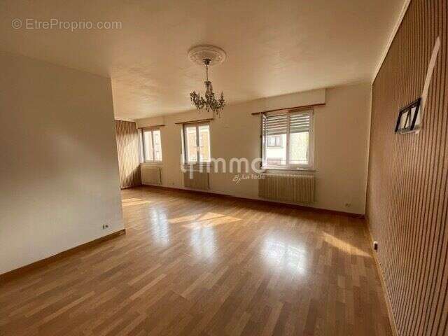 Immeuble comprenant un local commercial et deux appartements - photo 4