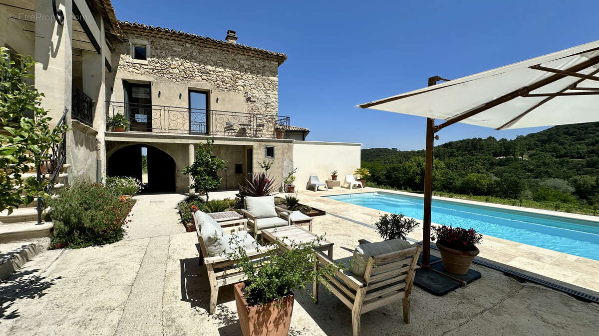 Domaine viticole biodynamique de 10 hectares avec mas provençal et cave moderne - photo 7