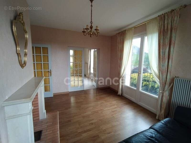 Maison familiale de plus de 220 m² avec 5 chambres, piscine, sauna, terrain clos, vue dégagée - photo 2