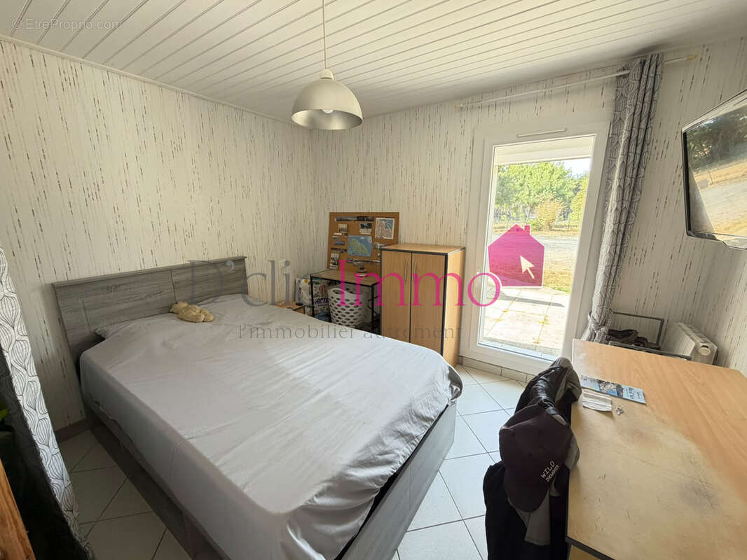 GIVRAND - Maison de 278m2 comprenant trois appartements - terrain clos de 2156 m2 - photo 18
