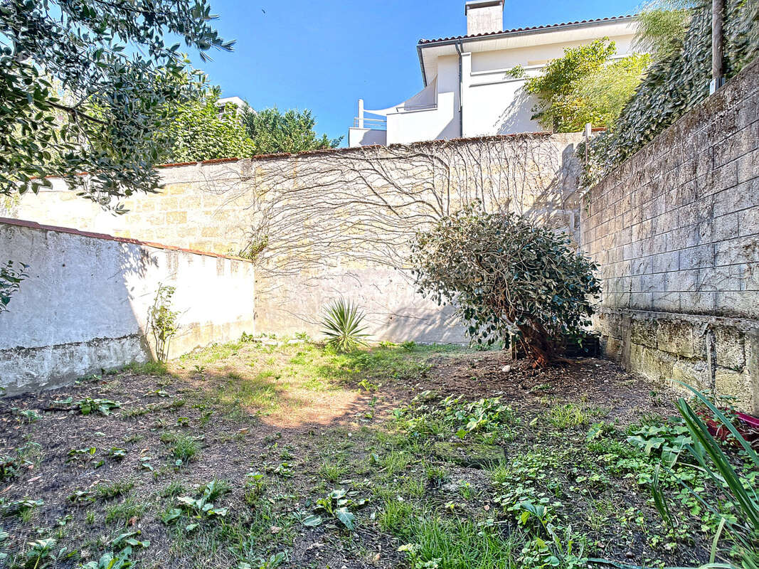 A vendre sur bordeaux - immeuble en pierre avec jardin - photo 6