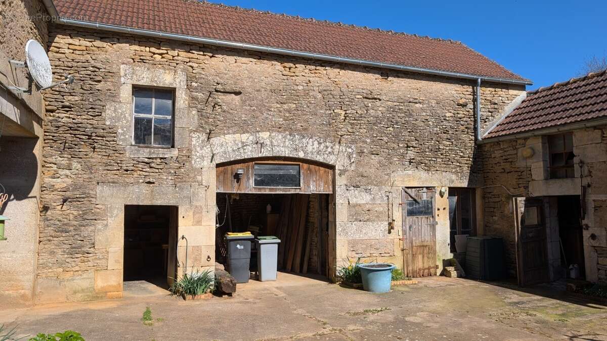 Charmante maison de village à vendre 70m² COUTARNOUX (89) avec dépendances et cour intérieure - photo 8
