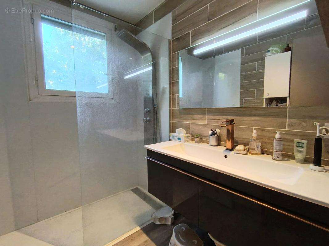 À Vendre : Garage piscine cuisine d'été extérieur de plus de 1100 m² + F3 - photo 10